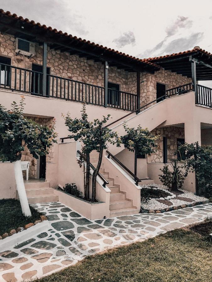 Liogerma Apartments Pefkochori Exterior photo